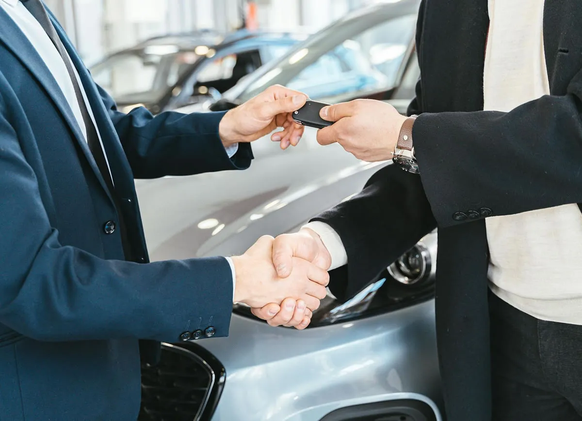 Cliente recibiendo su auto